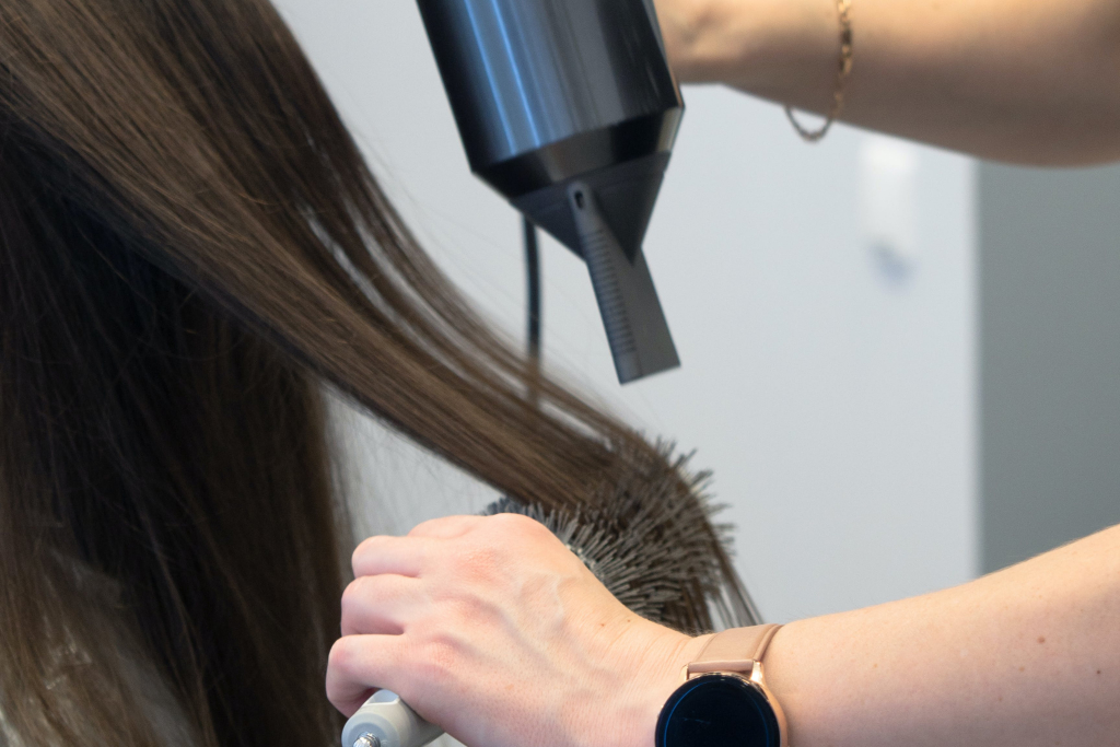 Femme se faisant sécher les cheveux